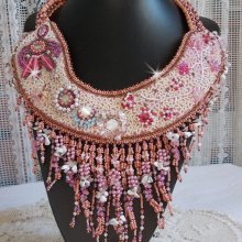 Collana Rose Royale, ricamata con perle semipreziose, cristalli Swarovski e perle varie di qualità Haute-Couture